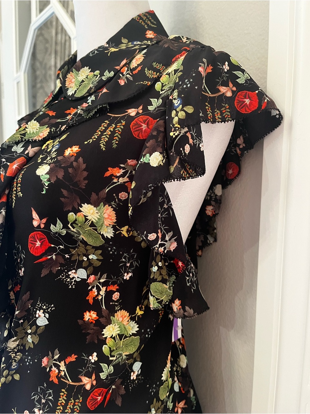 Alice + Olivia Twisting Vines Floral Ruffle Front Flutter Sleeve Sz M MSRP $295 - Picture 3 of 12